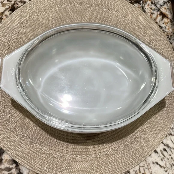 Pyrex Golden Acorn Casserole Dish and Lid - Picture 2 of 11